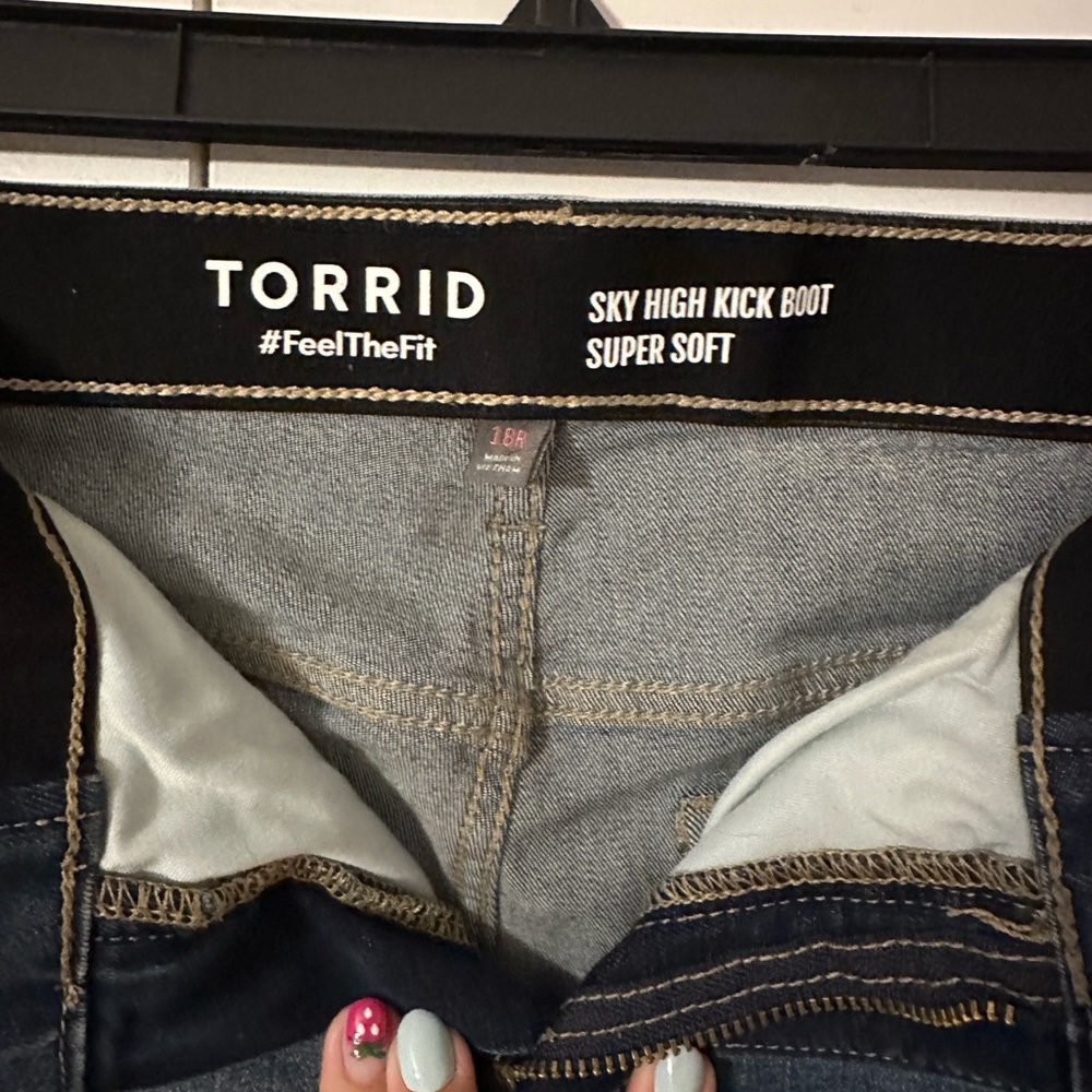 Torrid Sky High Kick Boot Jeans NWOT 18 - Picture 3 of 3